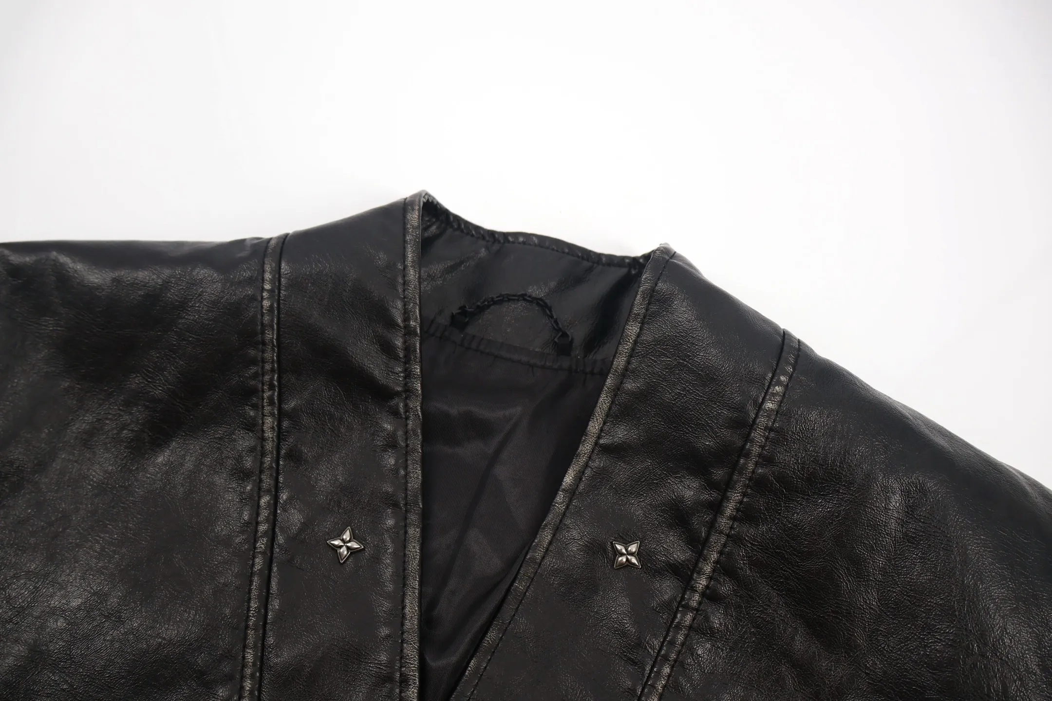 🅿️860 1v Distressed leather jacket with oblique buttons. Original purchase and development for 52,500. The surface fabric is two-layer cowhide combined with a ginger base. It is original after coloring. Custom-woven plaid lining (different from the version on the market). Logo stamp on the back collar. Customized middle leather label. Customized No. 4 zipper puller. Placket zipper. The finished garment is purely artificially distressed and color-polished. It is very labor-consuming. Customized accessories. When Louis Vuitton's centuries-old craftsmanship meets avant-garde design, this leather jacket becomes a subversive work in the luxury fashion world. The distressed leather is engraved with the traces of time, but the deconstructed tailoring with slanted lapels bursts out rebellious tension; the classic Monogram is hidden in the texture, and the metal accessories are like modern stars that cut through the retro atmosphere. It is LV's bold reconstruction of traditional luxury products - injecting the uninhibited soul of the street into the Paris Fashion Week show genes, making every texture tell the avant-garde attitude of "classics can also be exceptional". Size:S-M-L